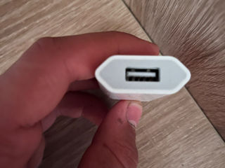 Vând adaptor Apple model 1400 5w USB foto 2