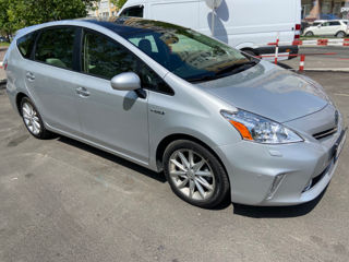 Toyota Prius v foto 3