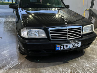 Mercedes C-Class foto 1