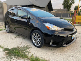 Toyota Prius v foto 2