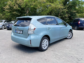 Toyota Prius v foto 3