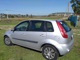 Ford Fiesta foto 3