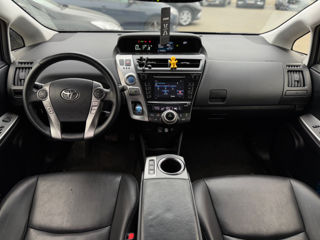 Toyota Prius v foto 11