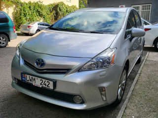 Toyota Prius v foto 1