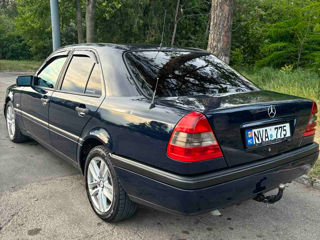 Mercedes C-Class foto 2