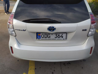 Toyota Prius v foto 5