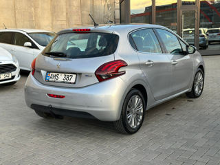 Peugeot 208 foto 3