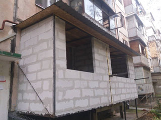 Балконы ремонт, расширение 143 серии, Хрущёвка, кладка балконов из газоблоков, остекление окна пвх фото 1