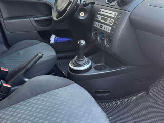 Ford Fiesta фото 5