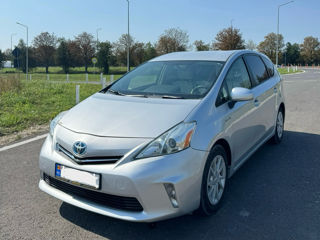 Toyota Prius v foto 1