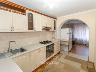 Apartament cu 3 camere, 100 m², Buiucani, Chișinău foto 2