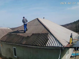 Spălam acoperișuri la case.
