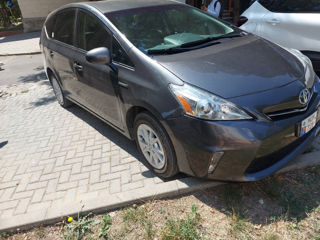 Toyota Prius v foto 9