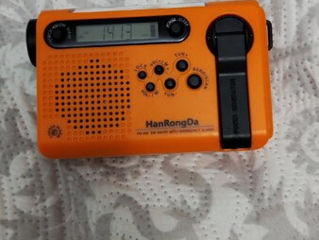HRD 900 . Авaрийное радио, Солнечная и ручная зарядка
