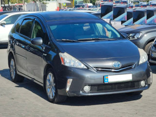 Toyota Prius v foto 4