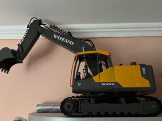 Excavator Volvo  Jucarie  marime 1:26 foto 4