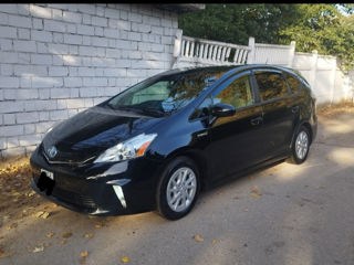 Toyota Prius v foto 2