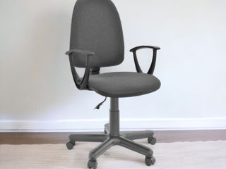 Scaun de birou cu design ergonomic pe roți