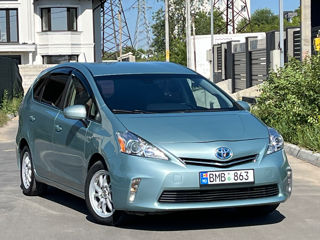 Toyota Prius v foto 3