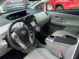 Toyota Prius v foto 2