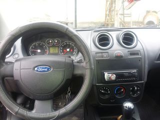 Ford Fiesta foto 1