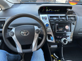 Toyota Prius v foto 4