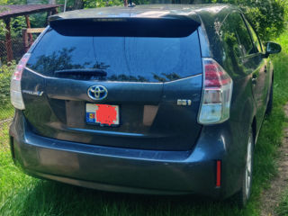 Toyota Prius v foto 2