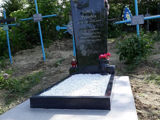 Monumente funerare din granit natural la preț avantajos! foto 3