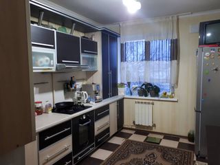 Apartamet 4 odai +subsol+lot de pamint in curte foto 6