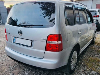 Volkswagen Touran foto 2