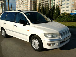 Mitsubishi Space Wagon foto 2