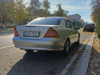 Mercedes C-Class foto 2