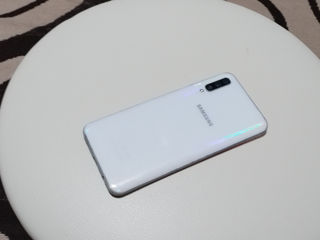 Vind Samsung Galaxy A50 in stare buna este incarcator 64/4gb foto 2