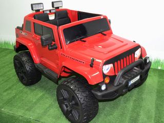 Огромный Jeep 4x4 с широким сидением, багажником и кузовом