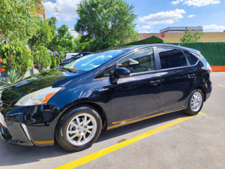 Toyota Prius v foto 2