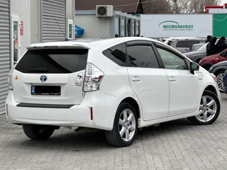 Toyota Prius v foto 5