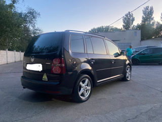 Volkswagen Touran foto 3