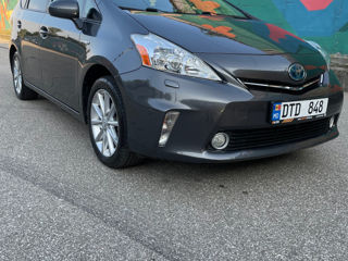 Toyota Prius v foto 1