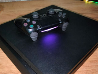 PlayStation 4 slim foto 2