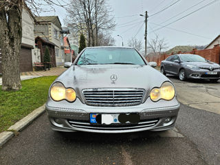 Mercedes C-Class foto 2