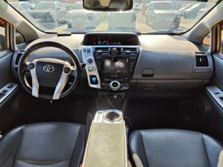 Toyota Prius v foto 8