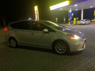 Toyota Prius v foto 8