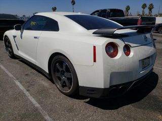 Nissan GT-R foto 3