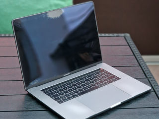 MacBook Pro 15-inch, 2017 (i7, 16RAM) foto 2