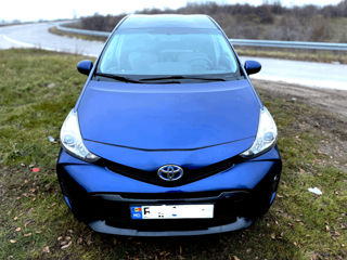 Toyota Prius v foto 5