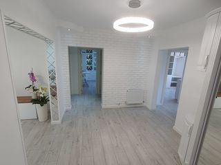 Se vinde apartament cu euroreparație!!! foto 1