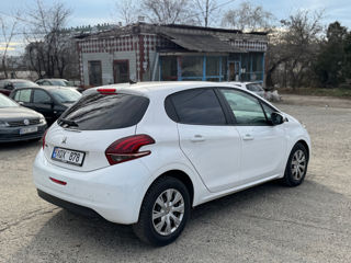 Peugeot 208 foto 4