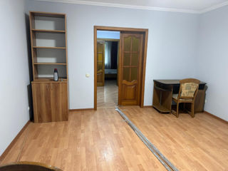 Apartament 100m2, 4 odăi, 2 spatii comerciale, 2 dormitoare, 2 intrari foto 2