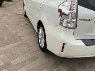 Toyota Prius v foto 4