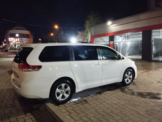 Toyota Sienna foto 6